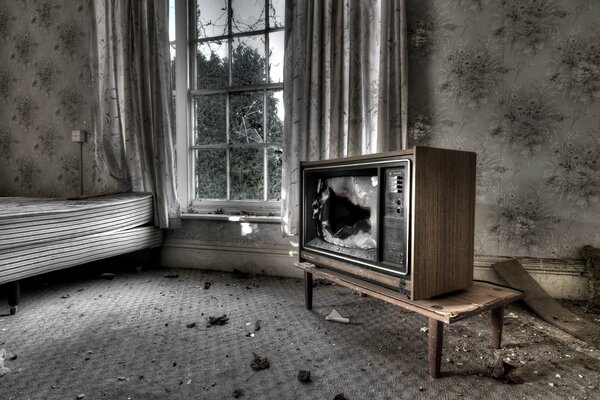 TV vieja rota en la habitación