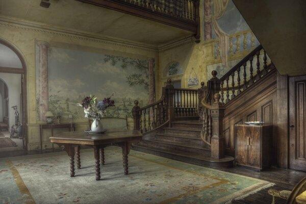 Zimmer im Herrenhaus mit Blumen auf dem Tisch