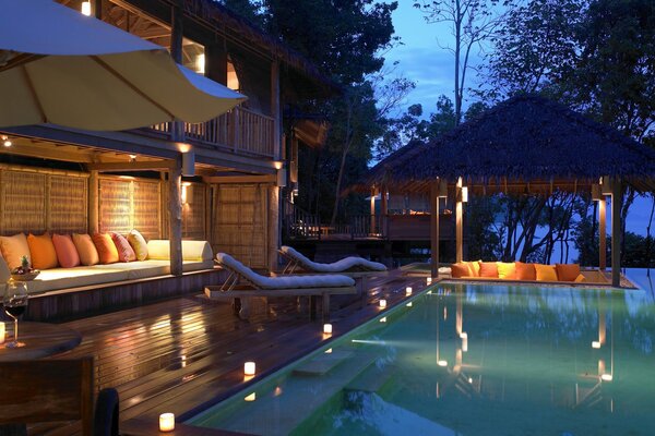 Hôtel de luxe avec piscine en bord de mer