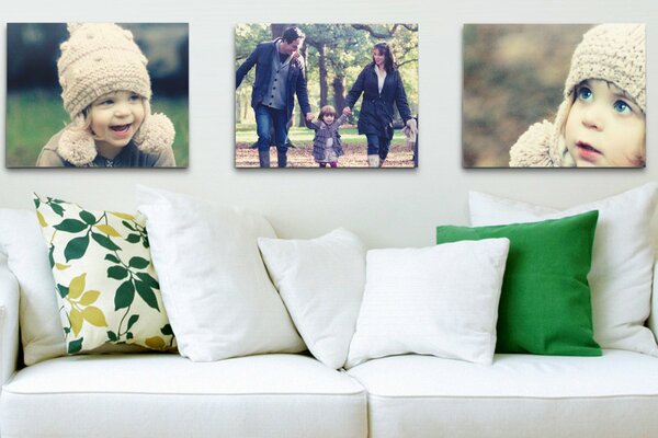 Photo de famille sur le mur au-dessus du canapé