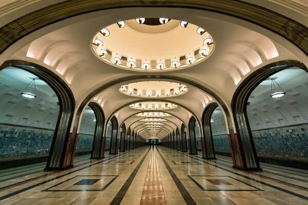 U-Bahn-Station am frühen Morgen