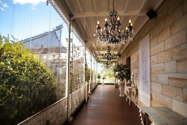 Luksusowy balkon z eleganckimi żyrandolami i stolikami