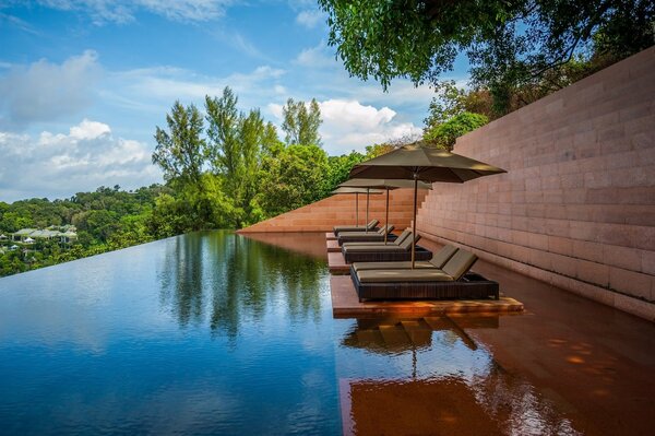 Lugar de descanso sombreado junto al agua