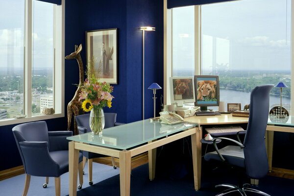 El interior de la oficina ejecutiva en escala azul con vistas panorámicas al bosque y al río