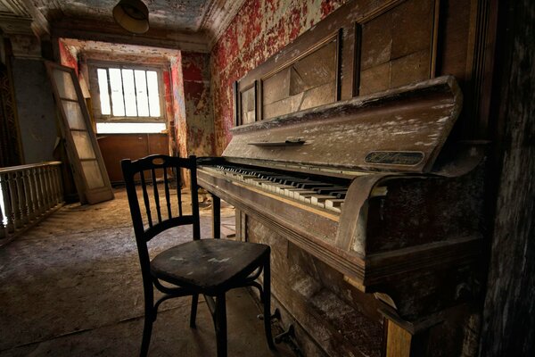 Vecchio pianoforte in una casa abbandonata