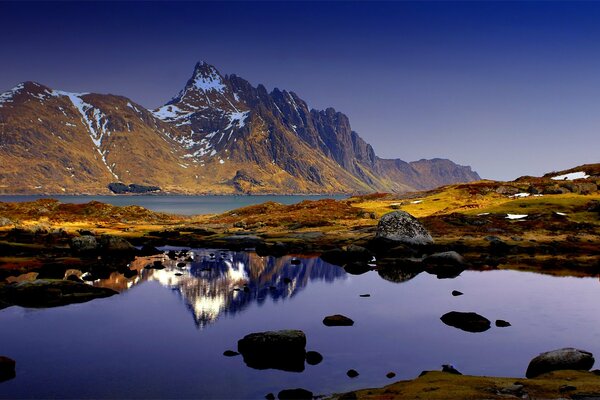 The nature of the mountain is a reflection of the blue sky in the water