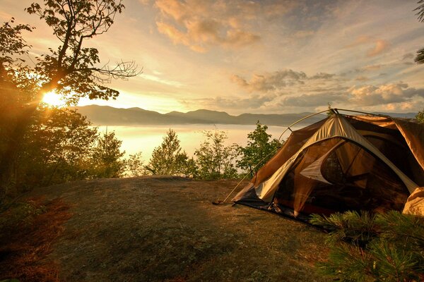 Tenda turistica sullo sfondo del tramonto serale