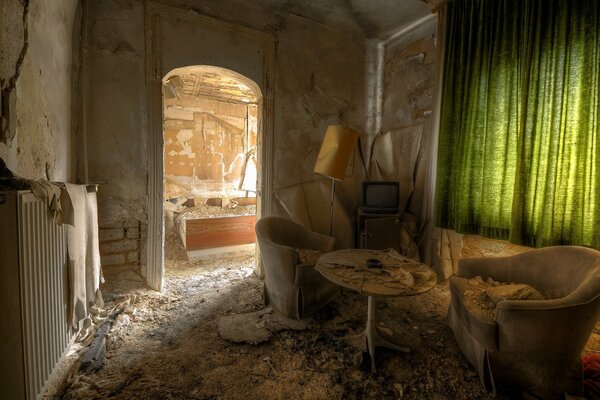 Vue d un appartement abandonné au soleil