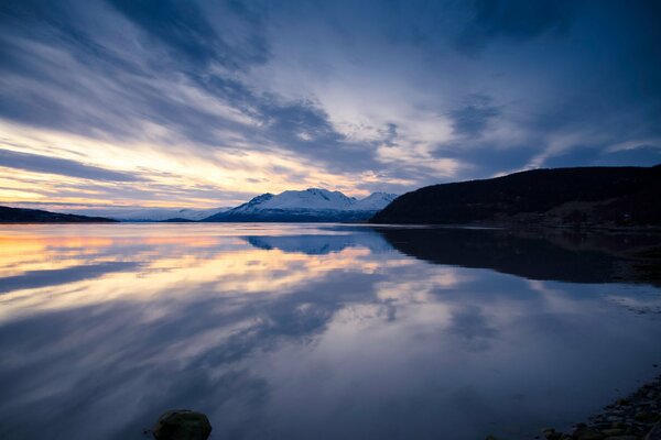 Riflesso delle montagne e del cielo blu nell acqua