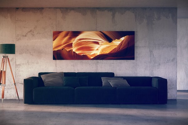 Sofa mit Kissen, Lampe und Malerei - im Design