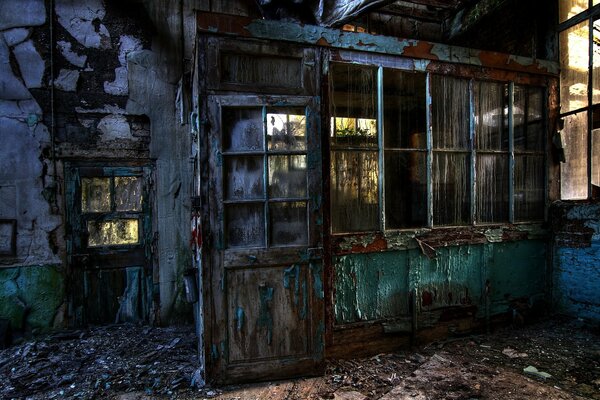 Fenêtres d un bâtiment sale abandonné