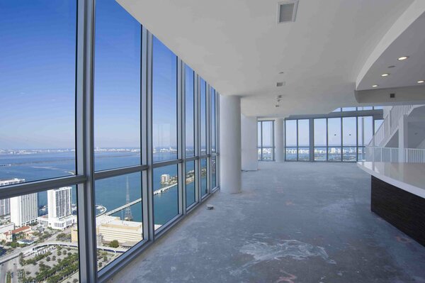 Interior de vidrieras con vistas al mar