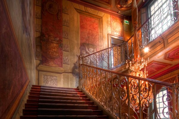 Schöne Treppe im Palast