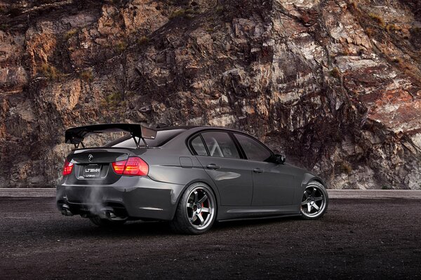 BMW avec spoiler gris