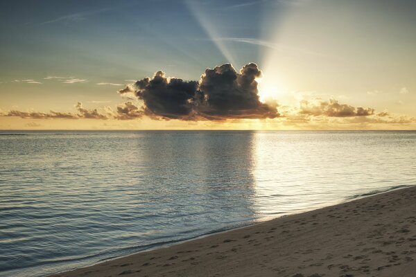 Les rayons du soleil sur le paysage marin