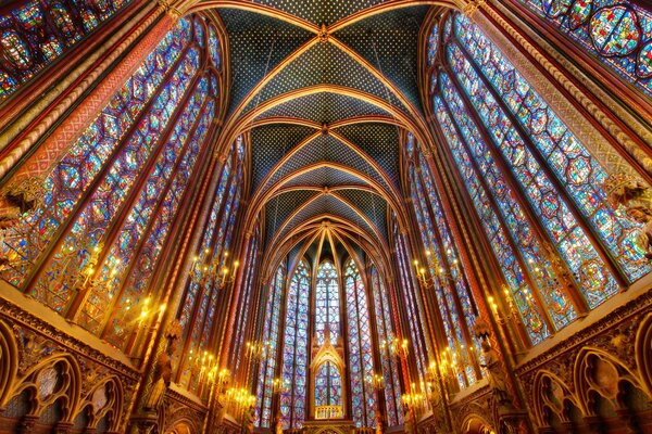 Catedral católica con vidrieras