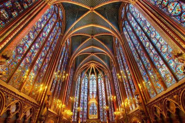 Cathédrale catholique avec vitraux