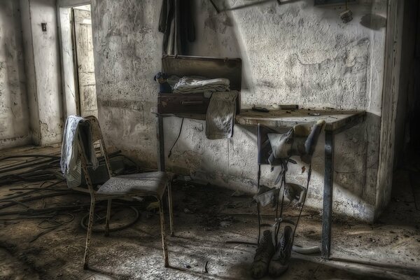 Ein langweiliges Zimmer in einem alten Haus