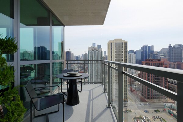 Balkon mit Blick auf die Stadt