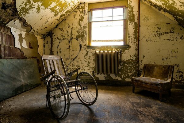 Opuszczony pokój z wózkiem inwalidzkim