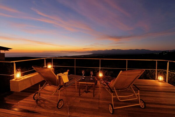 Sonnenuntergang am Abend in der Villa mit Blick auf die Berge