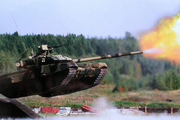 Russischer Panzer t-90 schießt auf Sprung