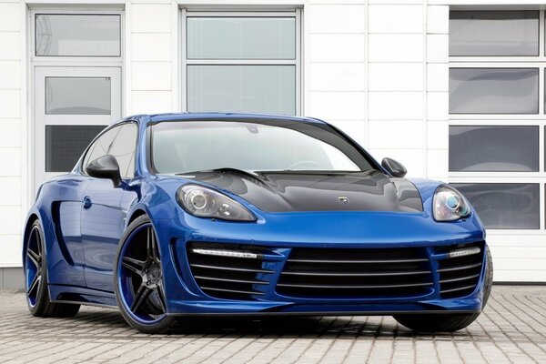 Blauer Porsche Panamera auf der Straße