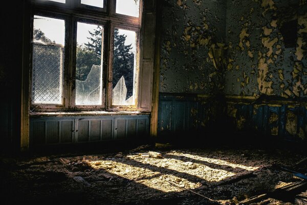 Maison abandonnée avec verre brisé dans la fenêtre vue de l intérieur