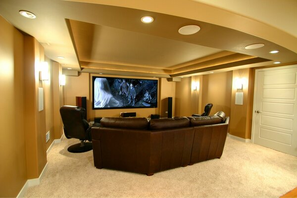 Home theater interno con divano