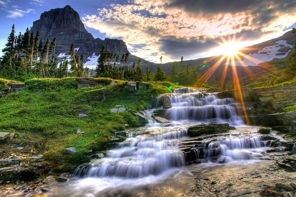 Paisaje de montaña con cascada en un día despejado