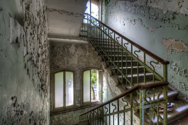 Stairs in an old entrance with peeling walls