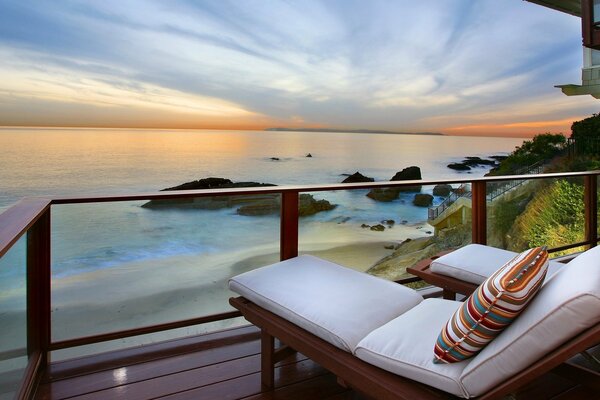 Balcone sulla costa con vista sul mare