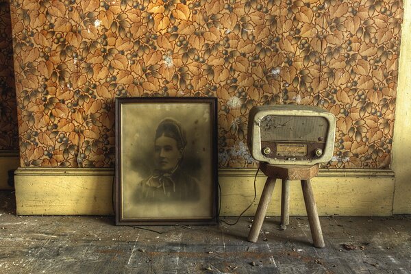 Старинная Комната. Картина и радио военных времён