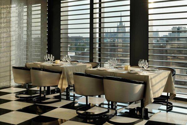 Restaurante de alta cocina con vistas panorámicas en Milán