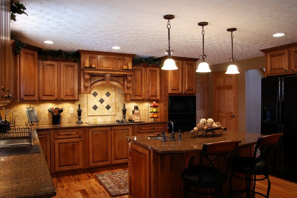 Светлая стильная кухня в деревянном стиле