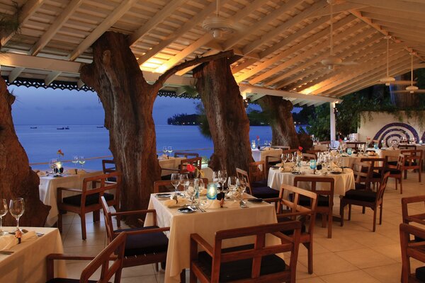 Restaurante con una hermosa Terraza con vistas al mar