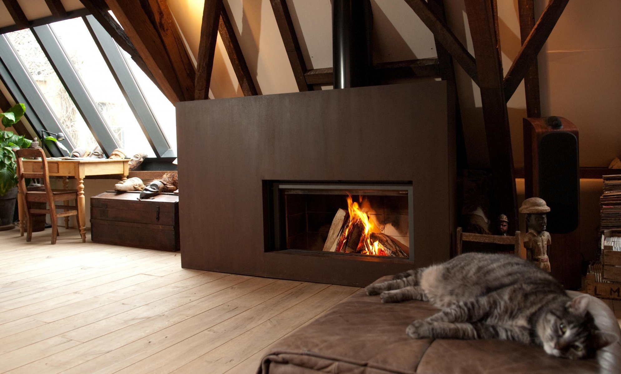 innenraum stil design haus dachgeschoss kamin katze