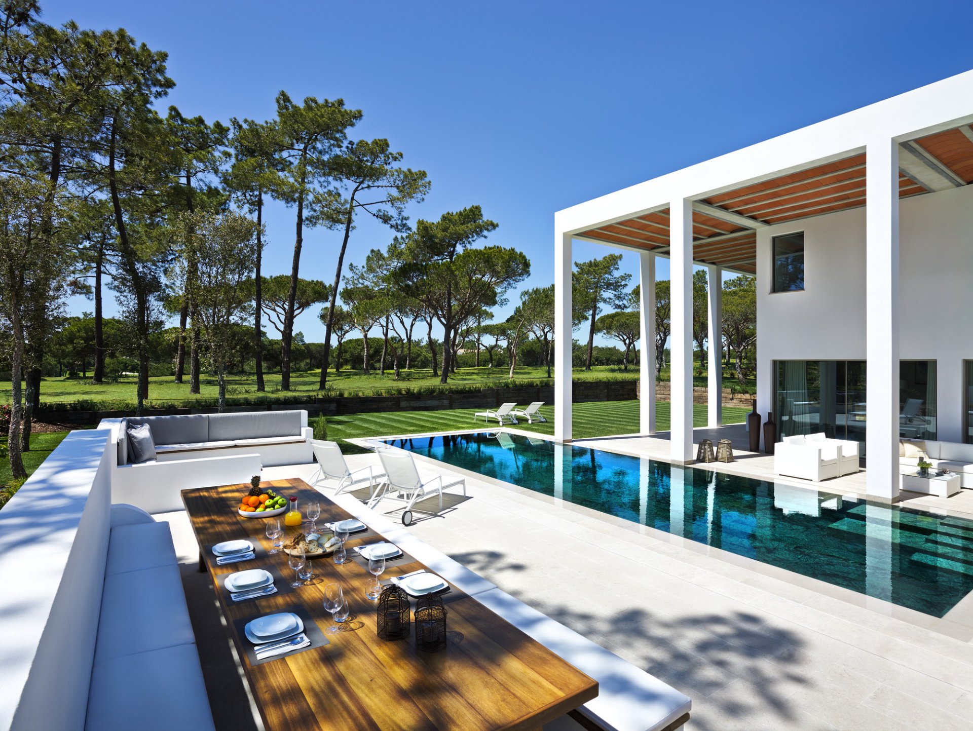 maison intérieur extérieur piscine table canapés chaises longues