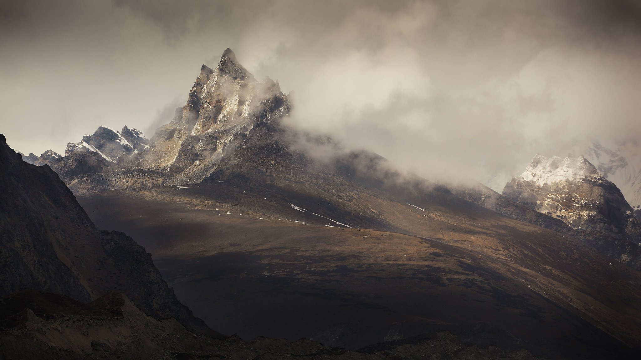 montagnes falaises himalaya nuages