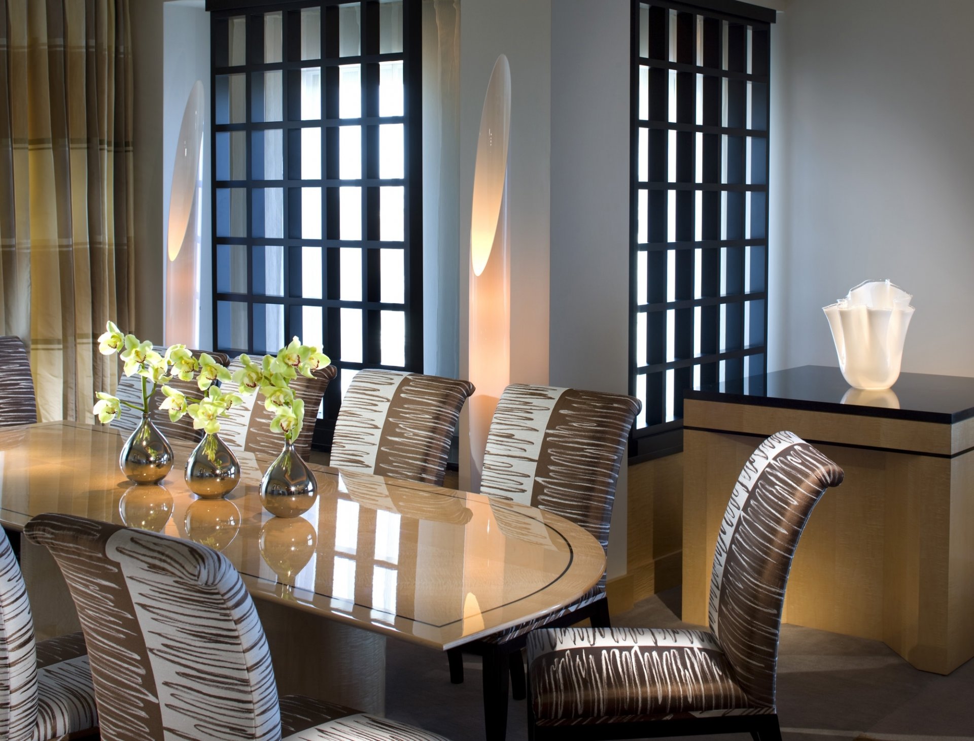 intérieur design style blanc brun salle à manger table chaises vases fleurs orchidées fenêtres lampes