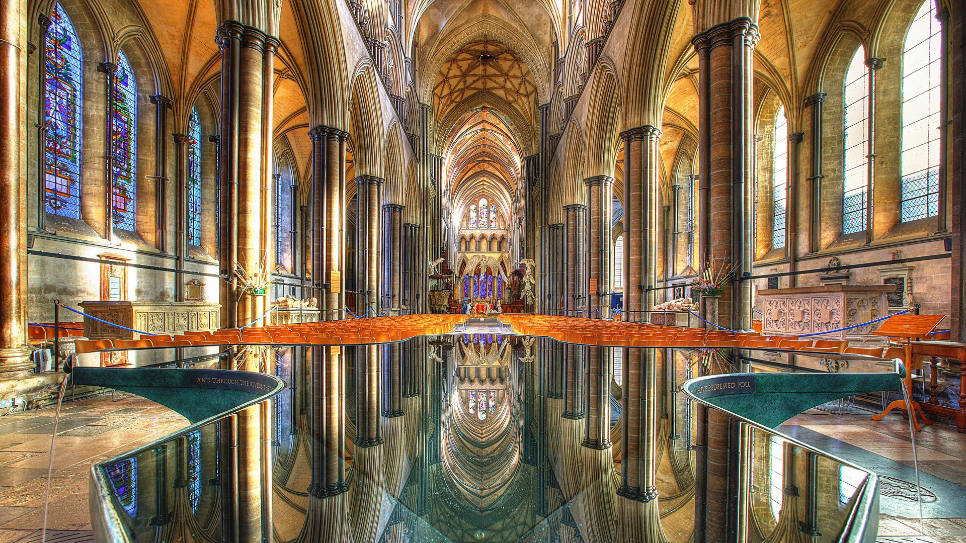 temple cathédrale église colonnes vitraux réflexion