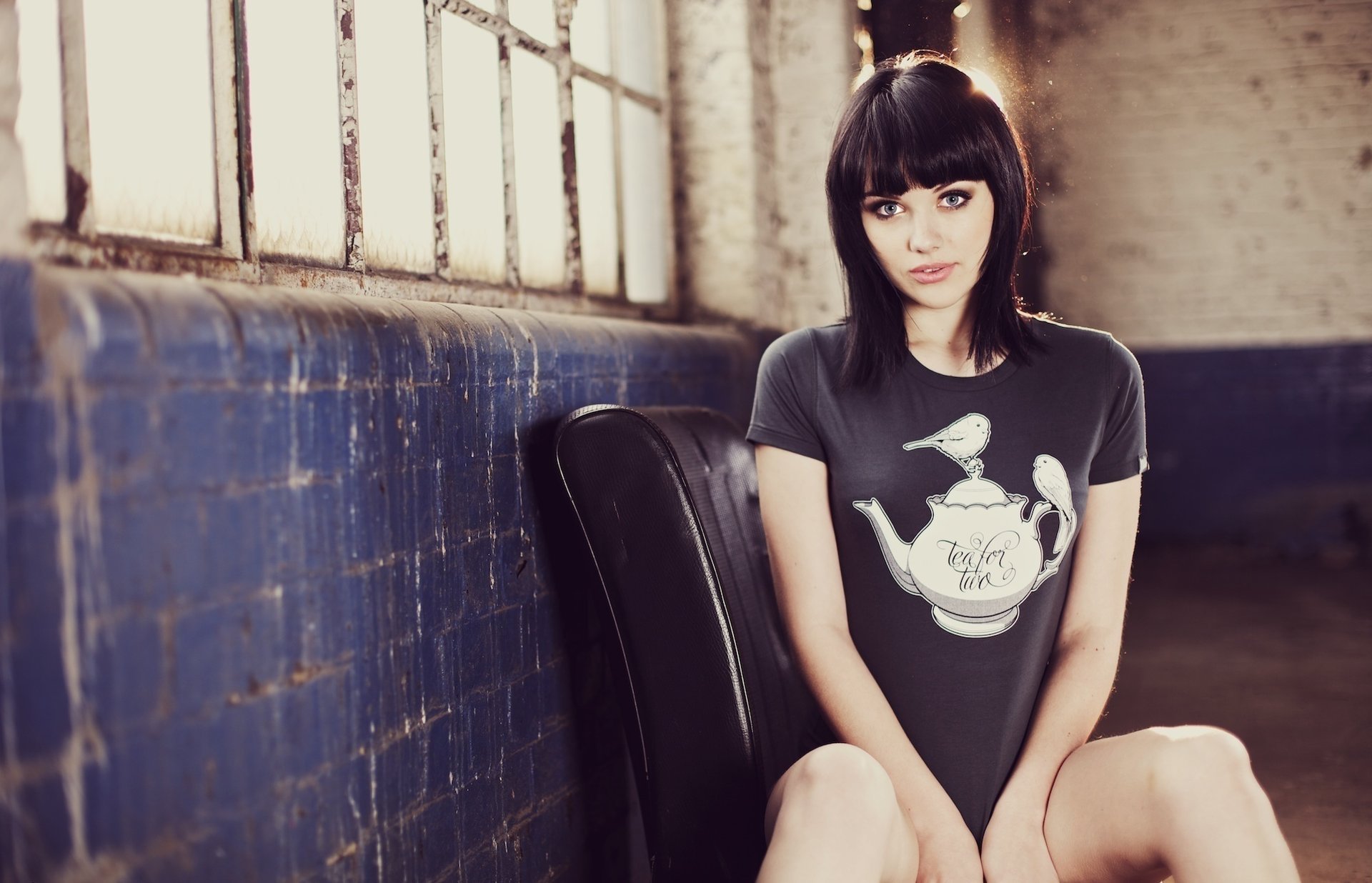 mellisa clarke t-shirt sguardo bruna ragazza modello