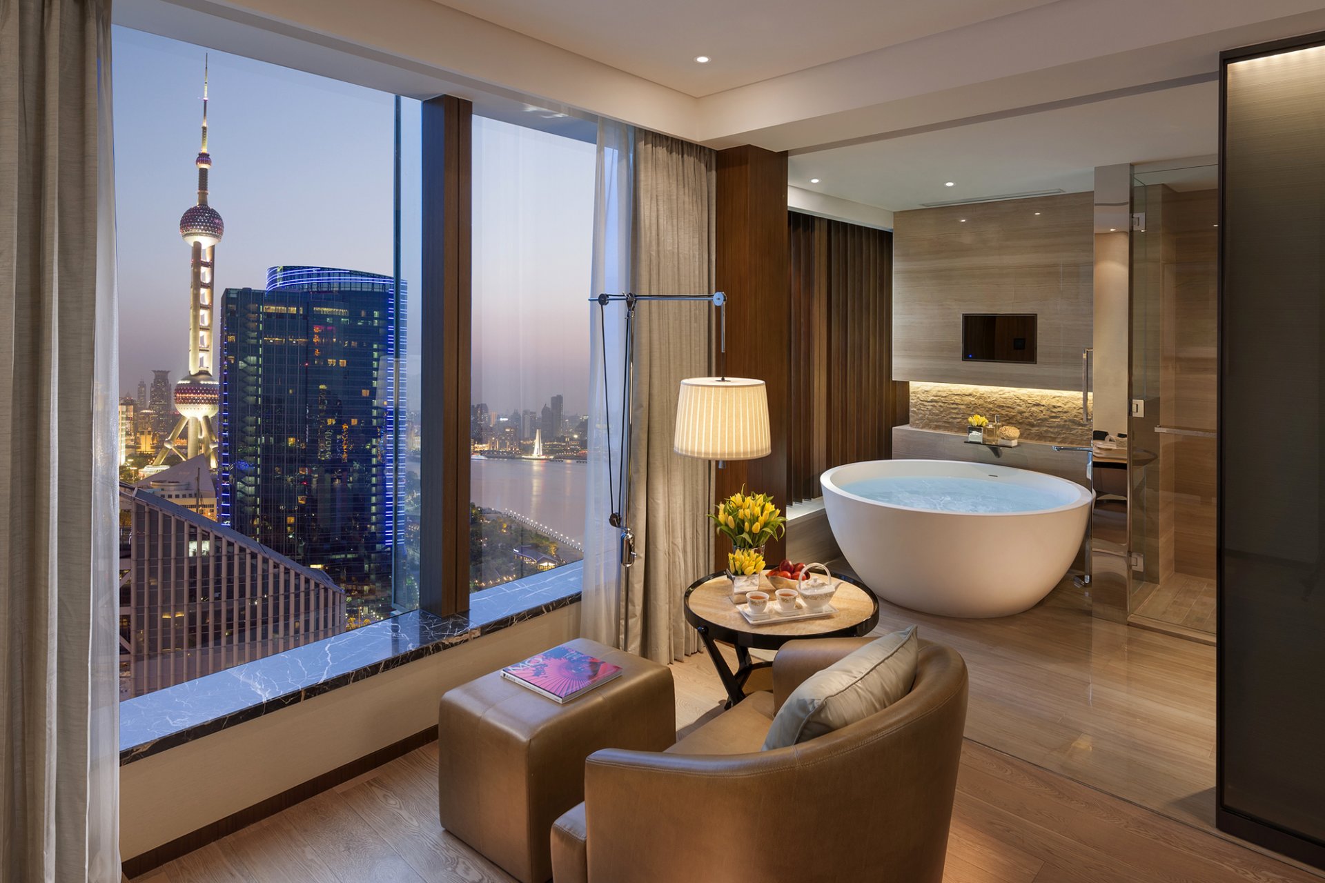 interior estilo diseño marrón baño sillón puf almohada mesa té flores ventana vista ciudad pudong shanghai