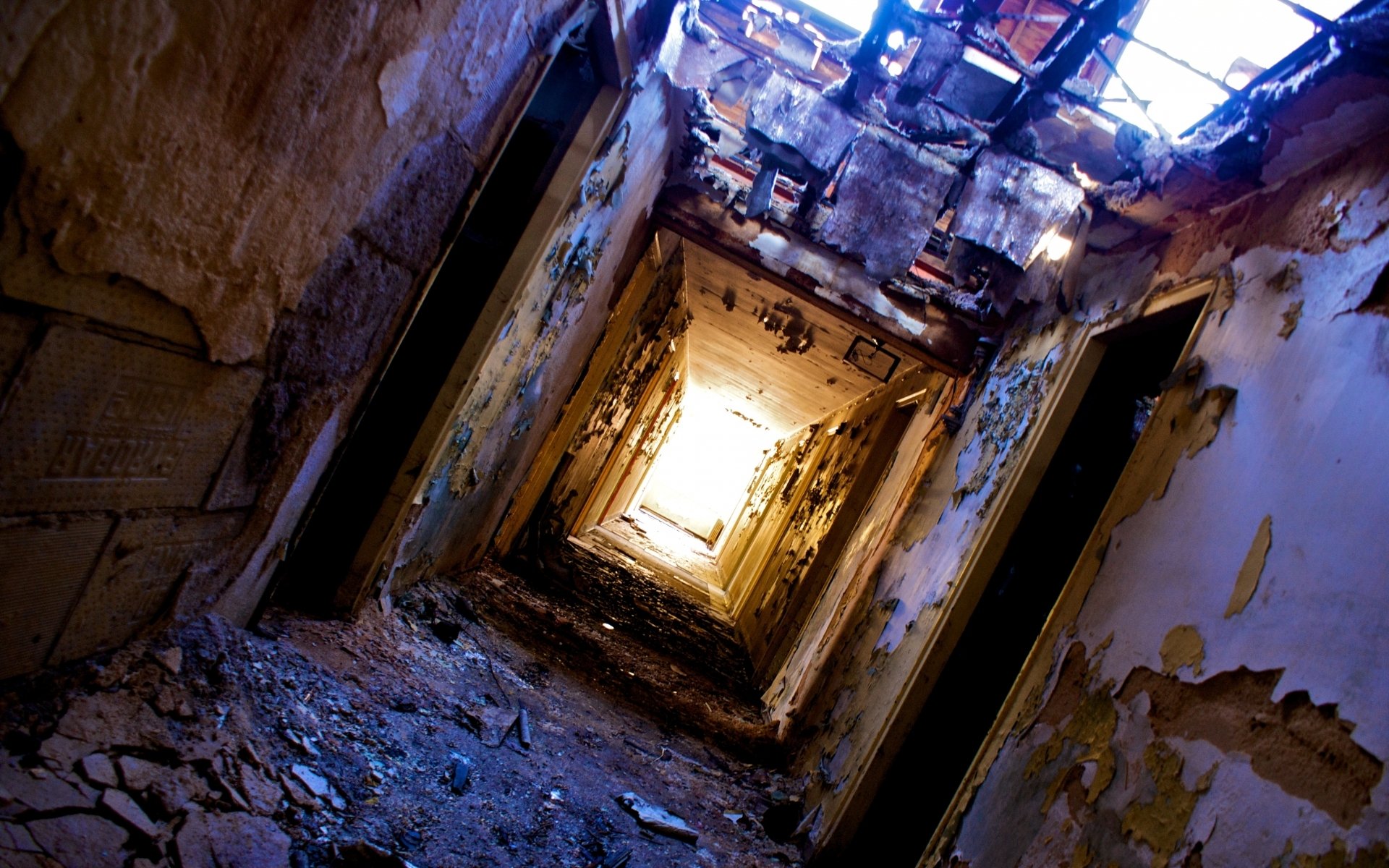 ruine hallen heruntergefallenes dach schälende wände türen standheizung schmutz licht am ende des tunnels