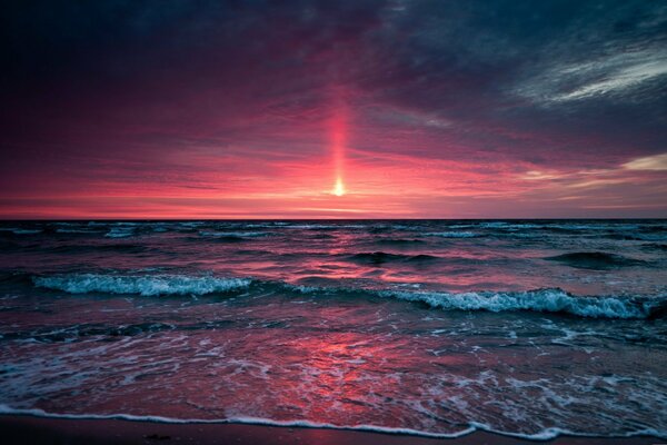 Hermosa puesta de sol del mar con olas