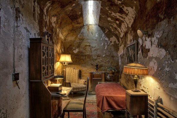 The interior of Al Capone in the prison room