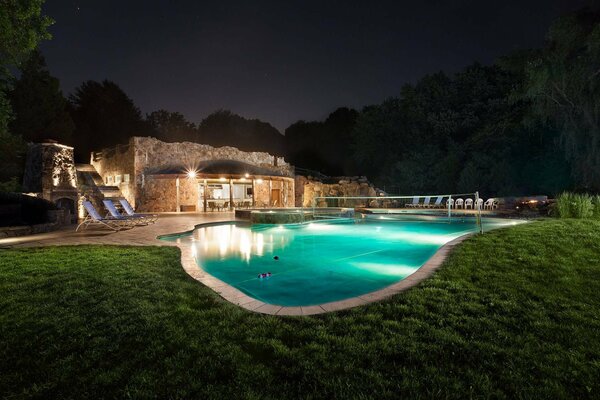 Elegante piscina cerca de la casa