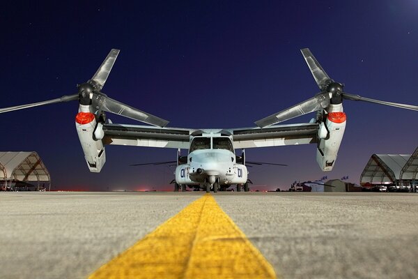 Aereo in campo d aviazione contro il cielo notturno