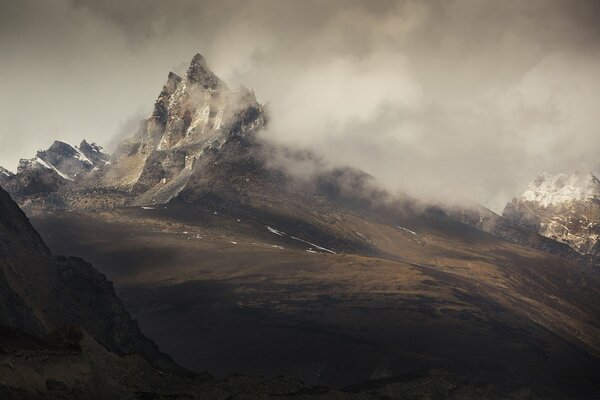 Cresta di montagna tra le nuvole