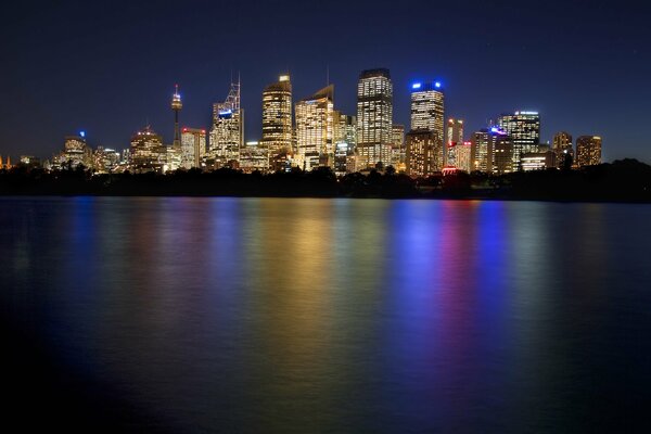 The night glow of the city is a spur in the water